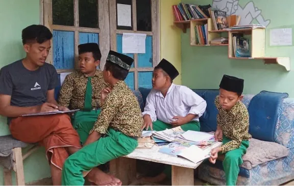 Aktivitas Harian di Rumah Baca Compok Literasi