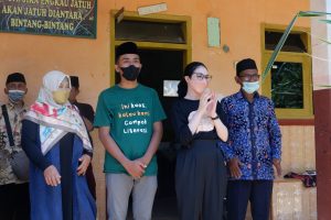 Arumi Bachsin Gandeng Compok Literasi, Kolaborasi Renovasi Ruang Kelas